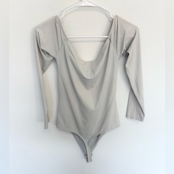 19. Aritzia Babaton Square Neck Long Sleeve Bodysuit - Picture 3 of 3